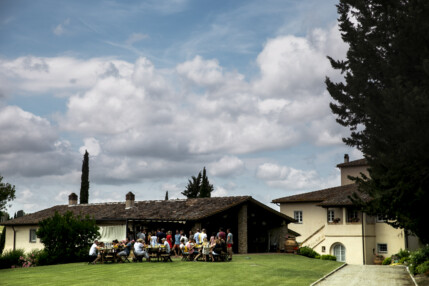 Event lunch in the garden of a Tuscan villa